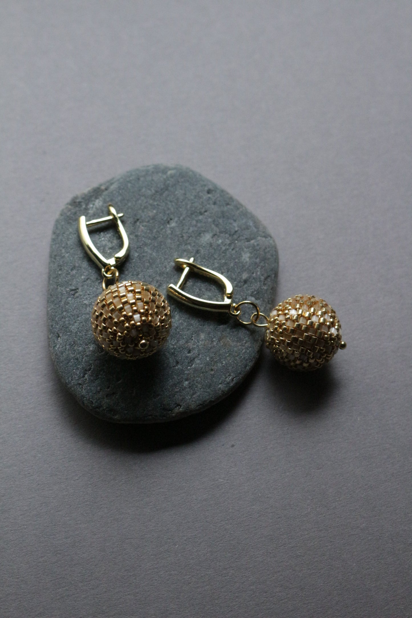 Round gold tone seed beads earrings