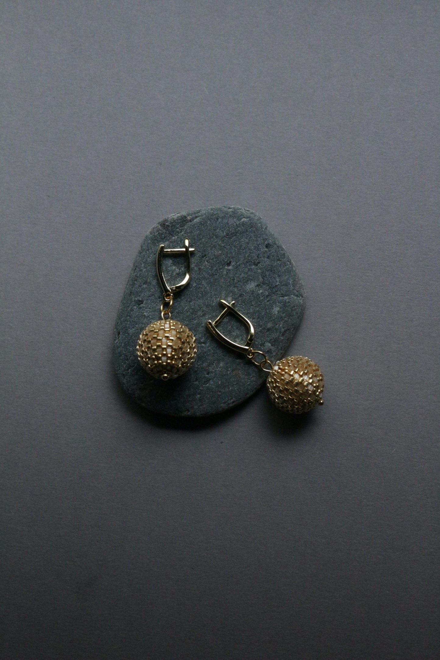 Round gold tone seed beads earrings