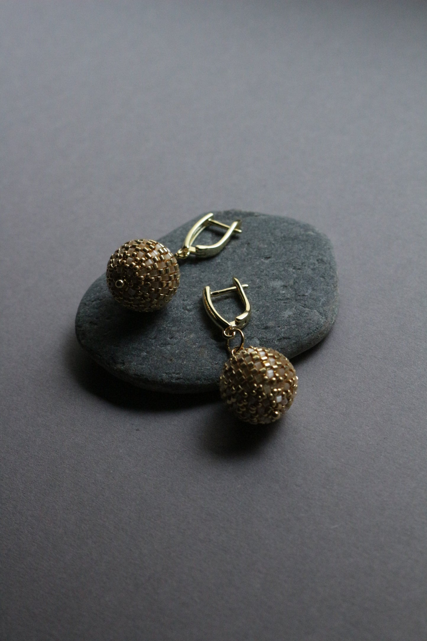 Round gold tone seed beads earrings