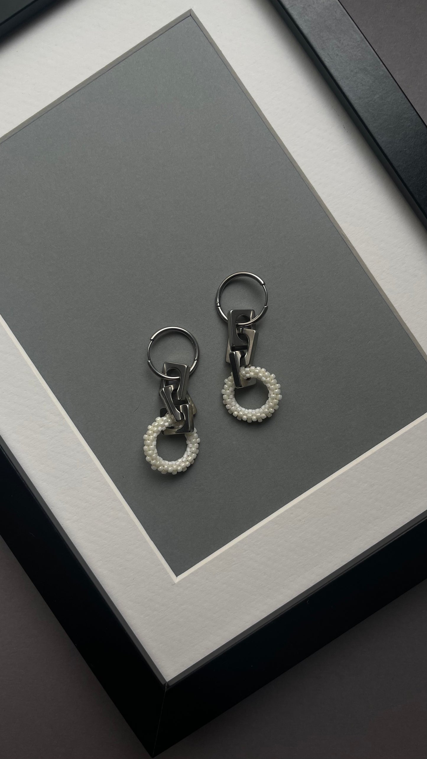 Everyday earrings with metal element