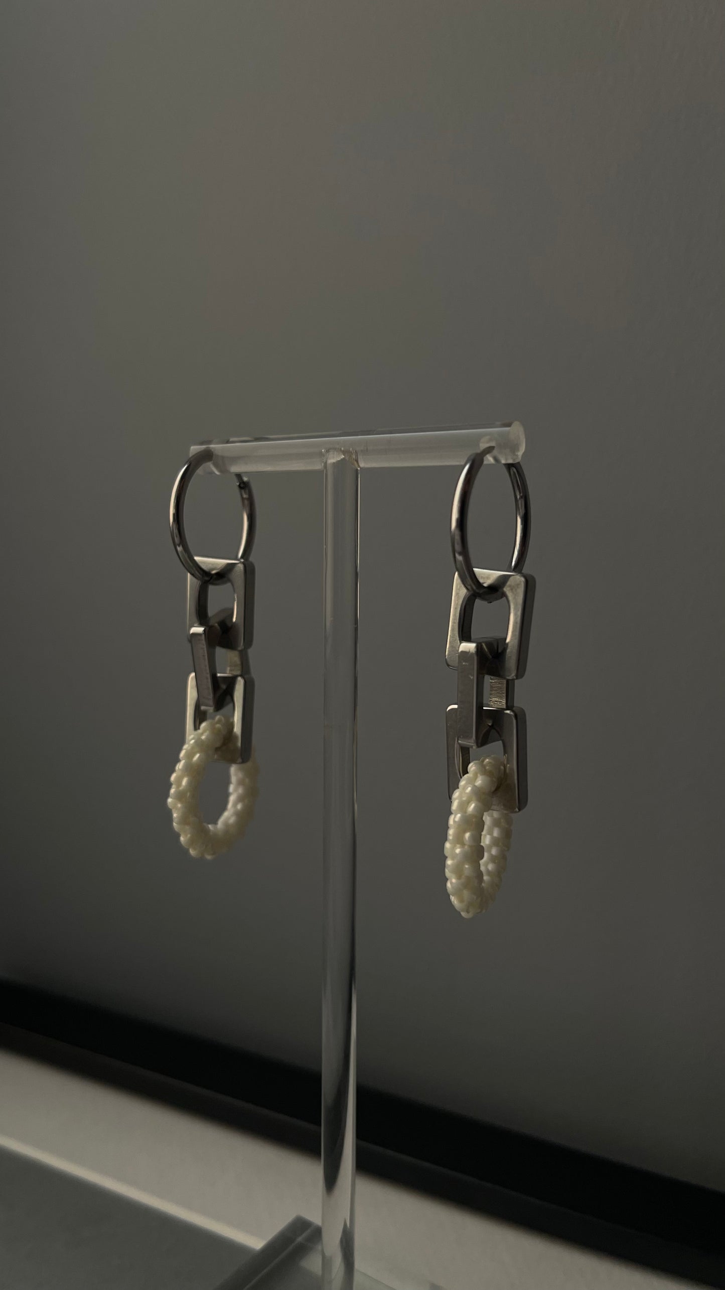 Everyday earrings with metal element