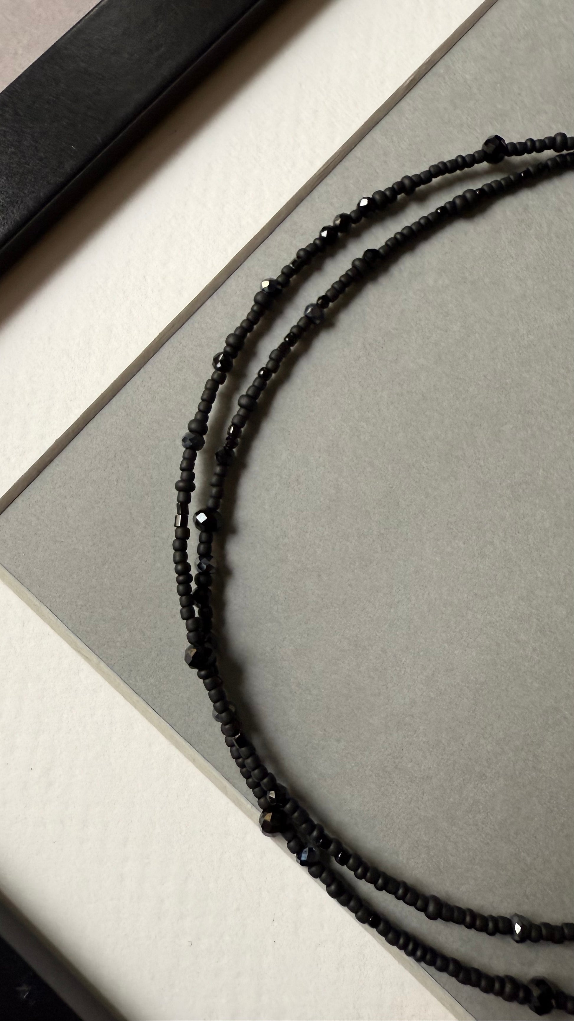 Dark small necklace