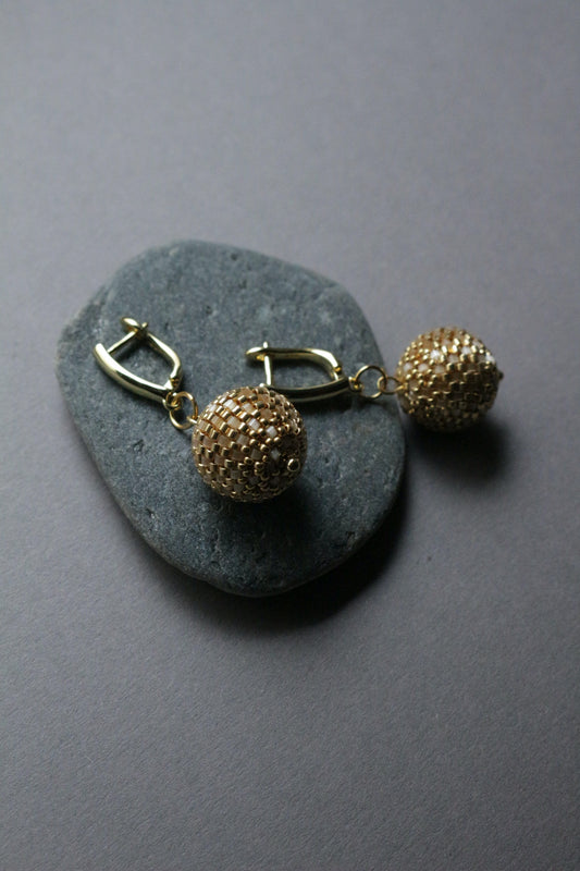 Round gold tone seed beads earrings