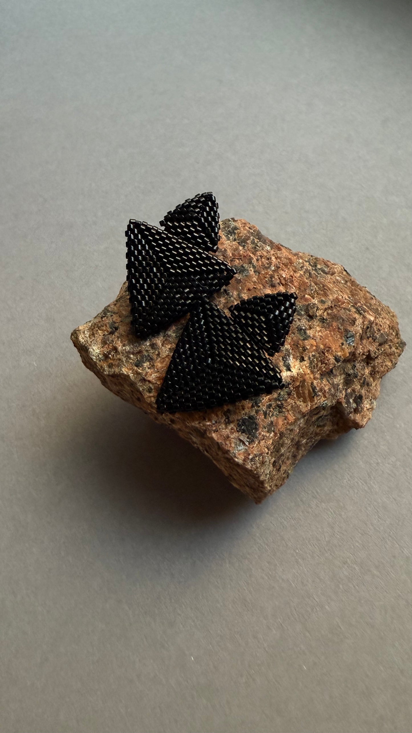 Geometric black shiny earrings